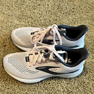 Brooks Launch 8 Pink Tennis Shoe (Worn only once)